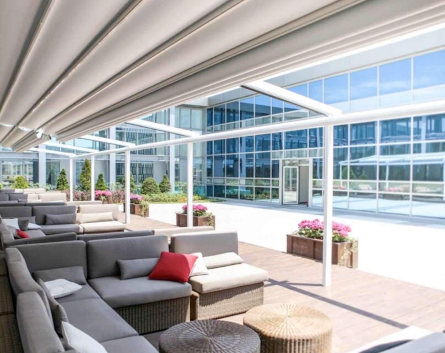 Pergola im Garten auf Terrasse